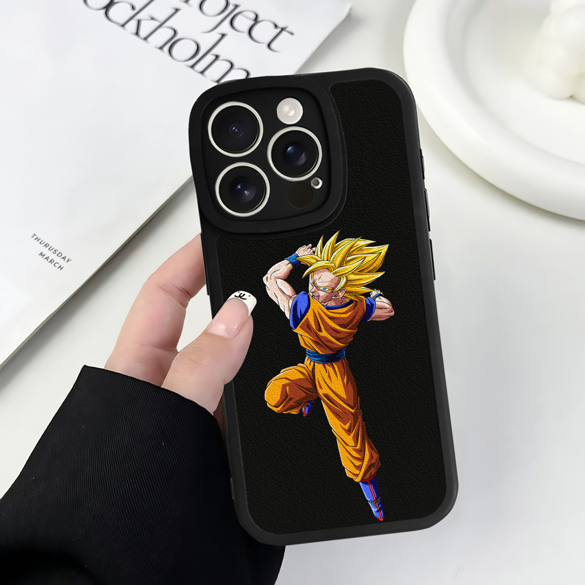 （画像用） ドラゴンボール 孫悟空（そん ごくう）Son Goku カカロット DRAGON BALL Kakarotto 【iPhone 16シリーズ対応】シリコンスマホケース（レザー調） 材質：シリコン